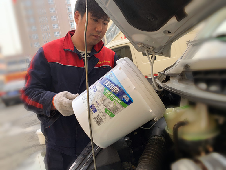 修理厂对押运车更换防冻液2.jpg