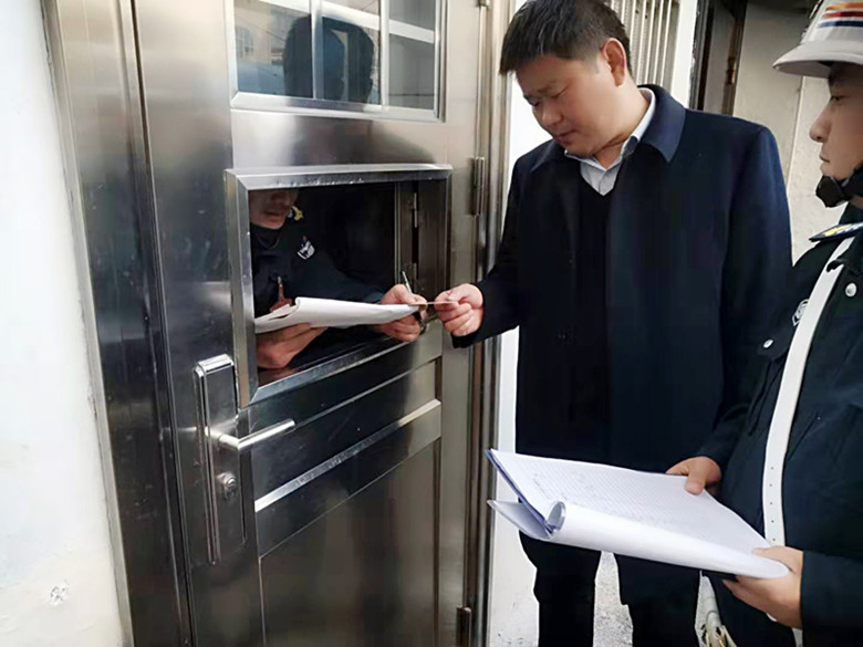 对枪支弹药进行检查1.jpg