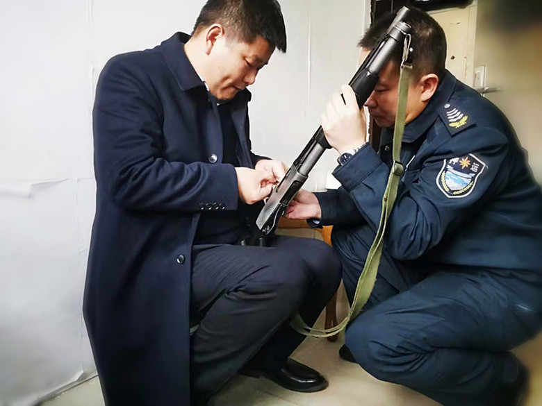 对枪支弹药进行检查2.jpg