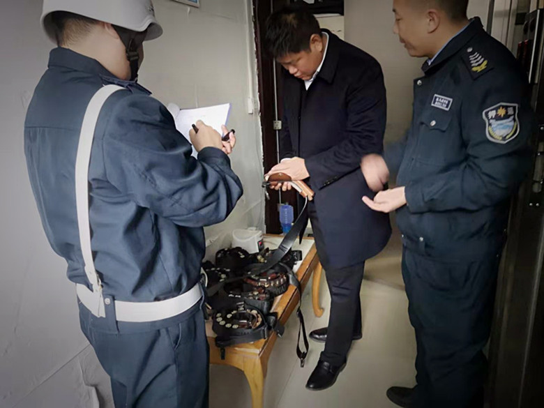 对枪支弹药进行检查3.jpg