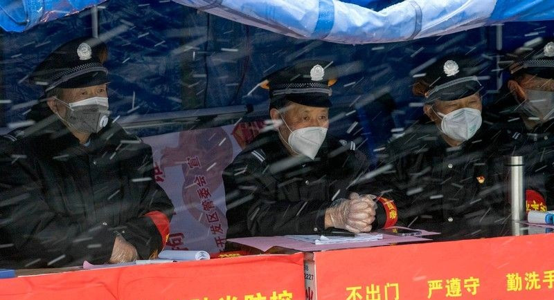 保安大叔，雪中门神.jpg