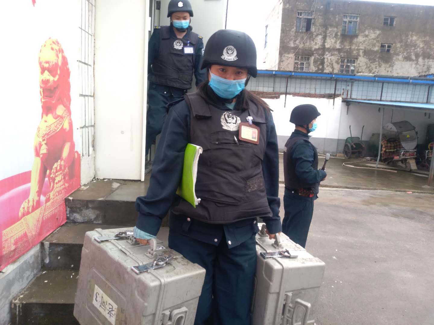 疫线押运女队员.jpg