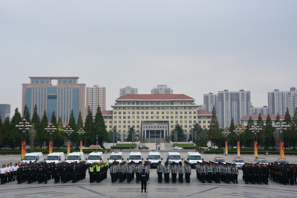 1784862557211079.jpg 1市委门前集结.JPG